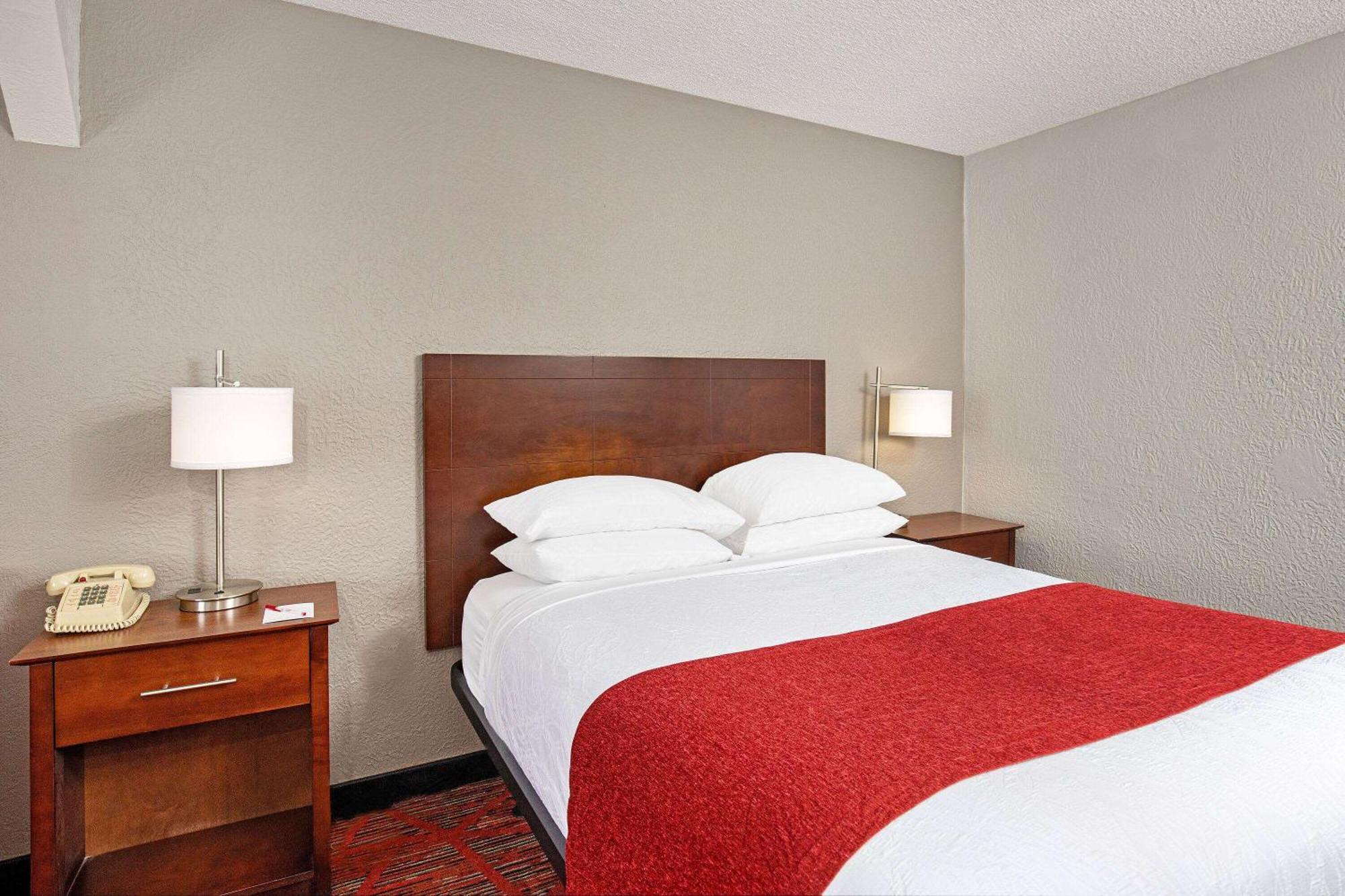 Ramada By Wyndham Bowling Green Exterior photo