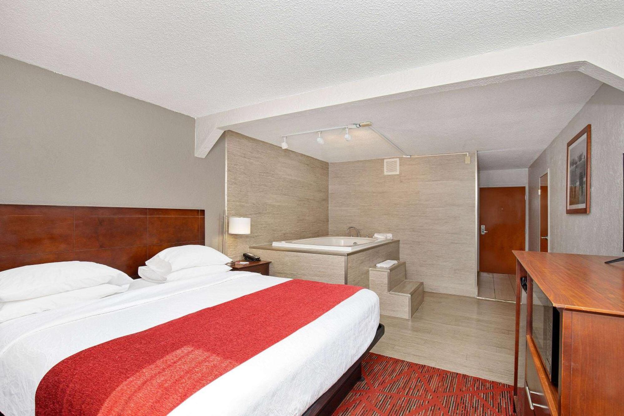 Ramada By Wyndham Bowling Green Exterior photo